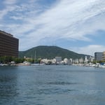 遊船の帰路は眉山を正面に徳島県庁前のヨットハーバーを通過します。・遊船の帰路は眉山を正面に(和良)