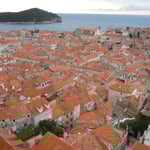 ドブロヴニクでは城壁に登り一番高い塔から街を展望しました。　　　　　・犇めける屋根のまぶしき小春かな(和良)