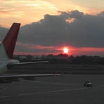 羽田空港で見た夕日です。あっという間に沈んでしまいました。  ・つかの間の光残して冬入日（和良）