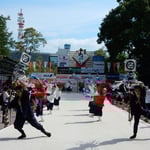 高知城下の緑陰はよさこい踊の観客席になっていました。　　　　　　　　　　・御城下の緑陰にゐて踊見る（和良）