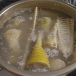 帰宅するとすぐ掘ったばかりの筍を大鍋で茹で上げました。　　　・茹で上げる掘りしばかりの筍を(和良)