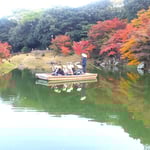 栗林公園では舟で紅葉狩りをする観光客がたくさんいました。　　　　　・名園の紅葉を舟でゆったりと(和良)