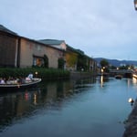 小樽運河に瓦斯灯が点るとクルージングの観光客から歓声が上りました。　　　　　　　　　　　　　　　　　　　　　・瓦斯灯の点る運河の風涼し(和良)