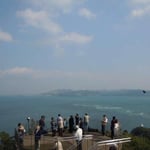 鳴門海峡の展望台で野鳥の会の皆さんとともに鷹の渡りを見ました。 ・鷹三尾巴をなして舞ひ立てり(和良)