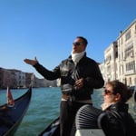 水の都ベネチアではゴンドラで遊覧しました。素晴らしい舟唄も聴きました。 ・舟唄につのる愁思のありにけり(和良)