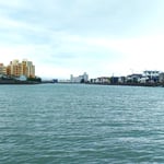 遊船はこの先の樋門をくぐり抜けて吉野川に出ていきました。　　　　　　　・遊船の樋門を潜り大川へ(和良)