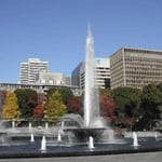 東京・丸の内の公園です。冬の日差しが煌いていました。  ・踊る水跳ねる水にも冬日かな （和良）