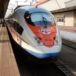 モスクワからサンクトペテルブルグへは特急列車で行きました。　　　　　・ペテルブルグへ西日の中を列車行く（和良）