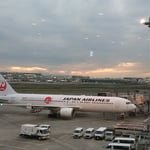 夜の灯が点り始めて羽田空港です。富士は見えませんでした。　　　　　・冬の灯の点り始めしエアポート（和良）