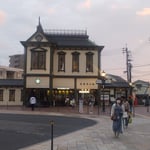 道後温泉駅の辺りでは五月雨が止んで明るい夕べになっていました。　・五月雨の止みし夕べの明るさよ(和良)