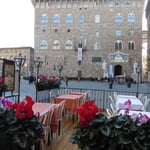 フィレンツェは花の都。ウフィッツィ美術館前広場のカフェテラスも花一杯でした。 　・室の花咲かせ広場のカフェテラス(和良)