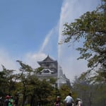 愛知県の犬山城では消火訓練のために天守閣まで水柱が上がっていました。  ・国宝の城に放水震災忌(和良)