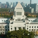 臨時国会の終わった議事堂は黄落の中に凛然とそびえていました。　　　　・黄落の世に議事堂の凛然と（和良）
