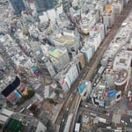 渋谷スカイの直下に渋谷のスクランブル交差点がよく見えました。　　・天空のビルに冬日の暖かく（和良）