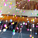 渭水苑の繭玉は触れてみたくなる場所に飾られていました。　　　　・繭玉を見れば触れてもみたくなり(和良)