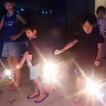 孫と花火をしました。花火を持つとどの顔も真剣になりました。　　　　　・子らの顔真剣となる花火かな（和良）