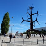 リスボンのサンタアボロニア駅です。昼の月が出ていました。　　・お月見をして来し月のリスボンに（和良）