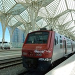 リスボンからポルトまで一等車で約3時間かかっていきました。　　・爽やかな風来る高架鉄道に（和良）