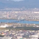 眉山の山頂広場から吉野川に架かる四国三郎橋も見えました。　　　・冬日背にふるさとの町見下ろして(和良)