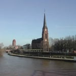 フランクフルトを流れるマイン川です。柳の新芽が綺麗でした。 ・芽柳のそびえ流るるマイン川（和良）