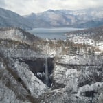 日光の明智平から眺望した華厳の滝と中禅寺湖です。　　　　　　　　　　　　　　　　　　　　　　　　　　　　　　　　　・白雪の世界に滝も湖も(和良)