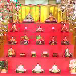 アミコプラザの雛段は見上げるほど高く雛人形が飾られています。　　　　・高々と雛段の雛飾られて(和良)