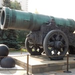 クレムリンにはクレムリンで製造された大砲が展示されていました。　　　・西日受く大砲使はれぬままに（和良）