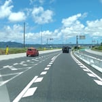 白雲の浮かぶ真夏のハイウエイに沖縄ならではの実感がありました。　・白雲の浮かぶ真夏のハイウエイ(和良)