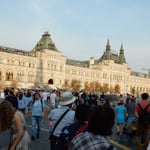 赤の広場のグム百貨店です。大勢の人であふれていました。　　　　　　　・ビールビール赤の広場のカフェテラス（和良）