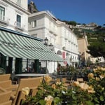 ソレント半島にあるアマルフィは常夏の観光地。ハイビスカスが咲いていました。 ・アマルフィハイビスカスの冬に咲き(和良)