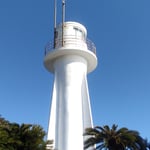 四国の南端にある高知県の足摺岬で正月を迎えました。快晴でした。　　　・冬日差す足摺岬灯台に(和良)