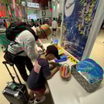 那覇空港のロビーに七夕飾りがあり願いを書く短冊もありました。　　　・七夕の笹にまた来る願ひ込め(和良)