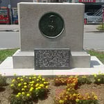 阿波おどり会館前に花で囲まれたモラエスの石碑ができました。　　　　　・モラエスと花の文字できモラエス忌（和良）