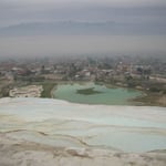 パムッカレの石灰棚の温泉です。遠くに雪の山が見えました。  ・パムッカレ湯気の彼方に雪の山 （和良）