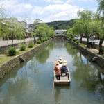 倉敷市の美観地区です。舟で行く人が涼しそうに見えました。　　　　　　　　　　　　　　　　　　　　　　　　　　　　　・舟で行く倉敷の町涼しかり（和良）