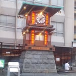 夏の夕方の道後温泉は観光客も少なくなり静けさが戻っていました。　・静けさの戻る道後の夏夕べ(和良)