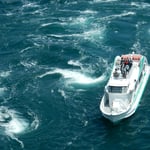 観潮船のデッキには観光客があふれ鳴門海峡の渦潮を見ていました。　　　・大渦に行きつ戻りつ観潮船（和良）