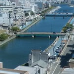 銀行の本店10階からは新町川も紀伊水道も見えました。　　・建物の影濃き街や秋暑し（和良）