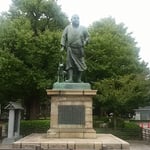 上野の西郷隆盛の像です。テレビの西郷どんで人気を呼んでいます。　　　・西郷どんの像へ銀杏踏んで行く（和良）