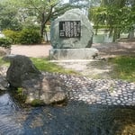 鴨島公園にはせせらぎがありこの地に来た野口雨情の歌碑もあります。　　・蝉時雨止みせせらぎの園となる（和良）