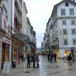 夕べの灯がつく大学都市・コインブラです。有名なファドを聴きました。  ・枯葉舞ふ古都のファドなる恋の唄(和良）