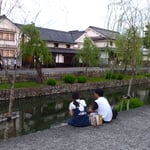 掘割の灯籠が点る美観地区で話し込んでいる二人がいました。　　　　　・灯籠の岸にたたずむ二人かな(和良)