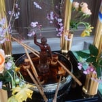 虚子忌は釈迦の誕生日でもあり、花御堂が飾られていました。　　　　　　　　・鶯をたっぷりと聴き門くぐる（和良）