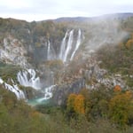 プリトヴィッツェ湖群国立公園では滝を見てハイキングが始まりました。　・錦なす紅葉の崖を滝落つる(和良)
