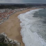 ナザレで見た冬の大西洋です。晴れているのに海は荒れていました。。  ・冬の海晴朗にして波高し(和良）