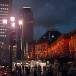 街灯に照らされて東京駅が浮かび上がって見えました。 ・秋の灯や東京駅の赤煉瓦（和良）