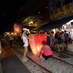 十份で天燈上げを体験してきました。願い事を書いて夜空に上げます。　　　　　・十份で天燈上げる良夜かな（和良）