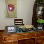 リトアニアのカウナスにある旧日本領事館の杉原千畝さんの執務机です。　・開け放つ命のビザの夏館（和良）