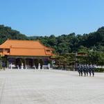 台北市の忠烈祠で衛兵の交代式を見てきました。　　　　　　　　　　　　　　・炎天下衛兵の列乱れなく（和良）