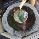 飛騨高山には小京都にふさわしい風景がありました。　　　　　　　　　　　　　　　　　　　　　　　　　　　　　　　　　　・水盤の水に冷やして菓子を売る（和良）